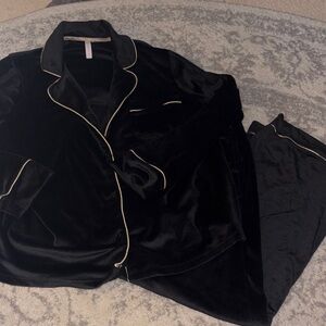 Joyspun black velvet Pajama Set with tan Piping never worn
